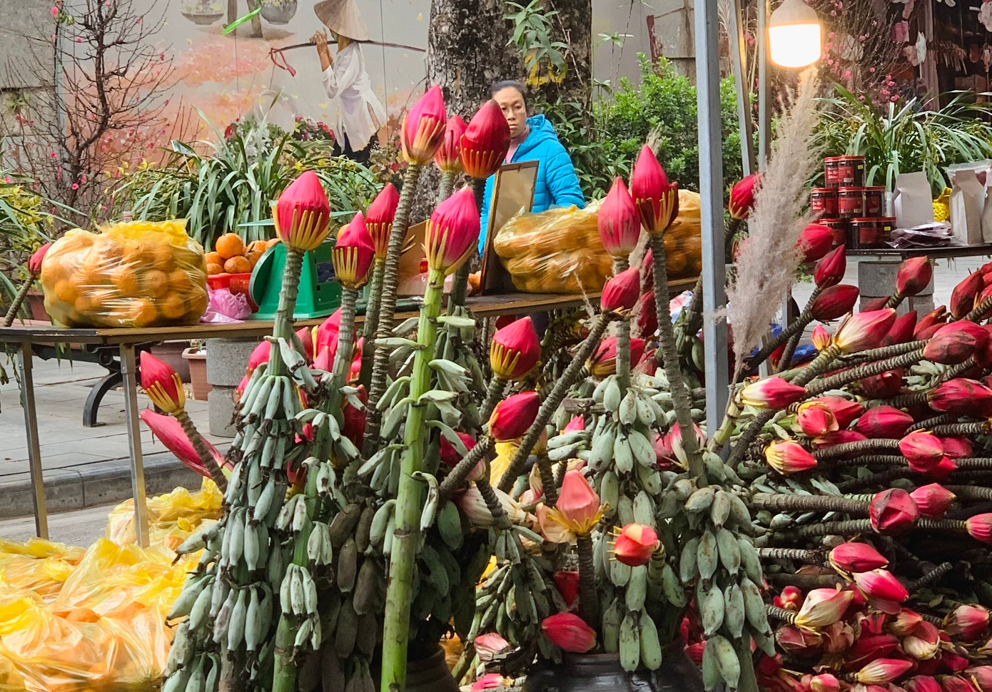 Ngoài hoa chuối, chủ cửa hàng còn bán cả buồng chuối rừng.