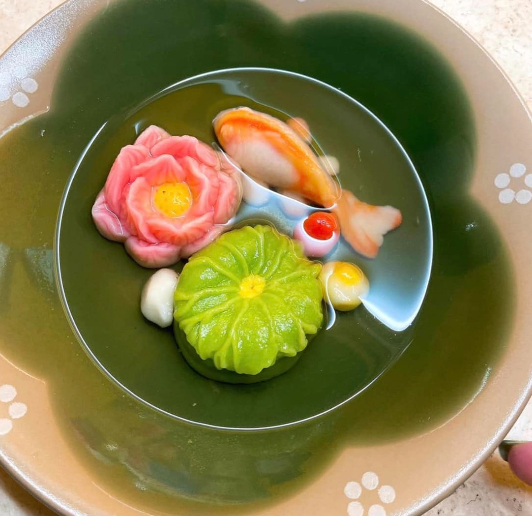 Set chè trôi nước nghệ thuật "Liên hoa Lý ngư" được nhiều chị em lựa chọn dâng lễ dịp ông Công ông Táo (Ảnh: Hoàng Yến) Set chè trôi nước nghệ thuật "Liên hoa Lý ngư" được nhiều chị em lựa chọn dâng lễ dịp ông Công ông Táo (Ảnh: Hoàng Yến)