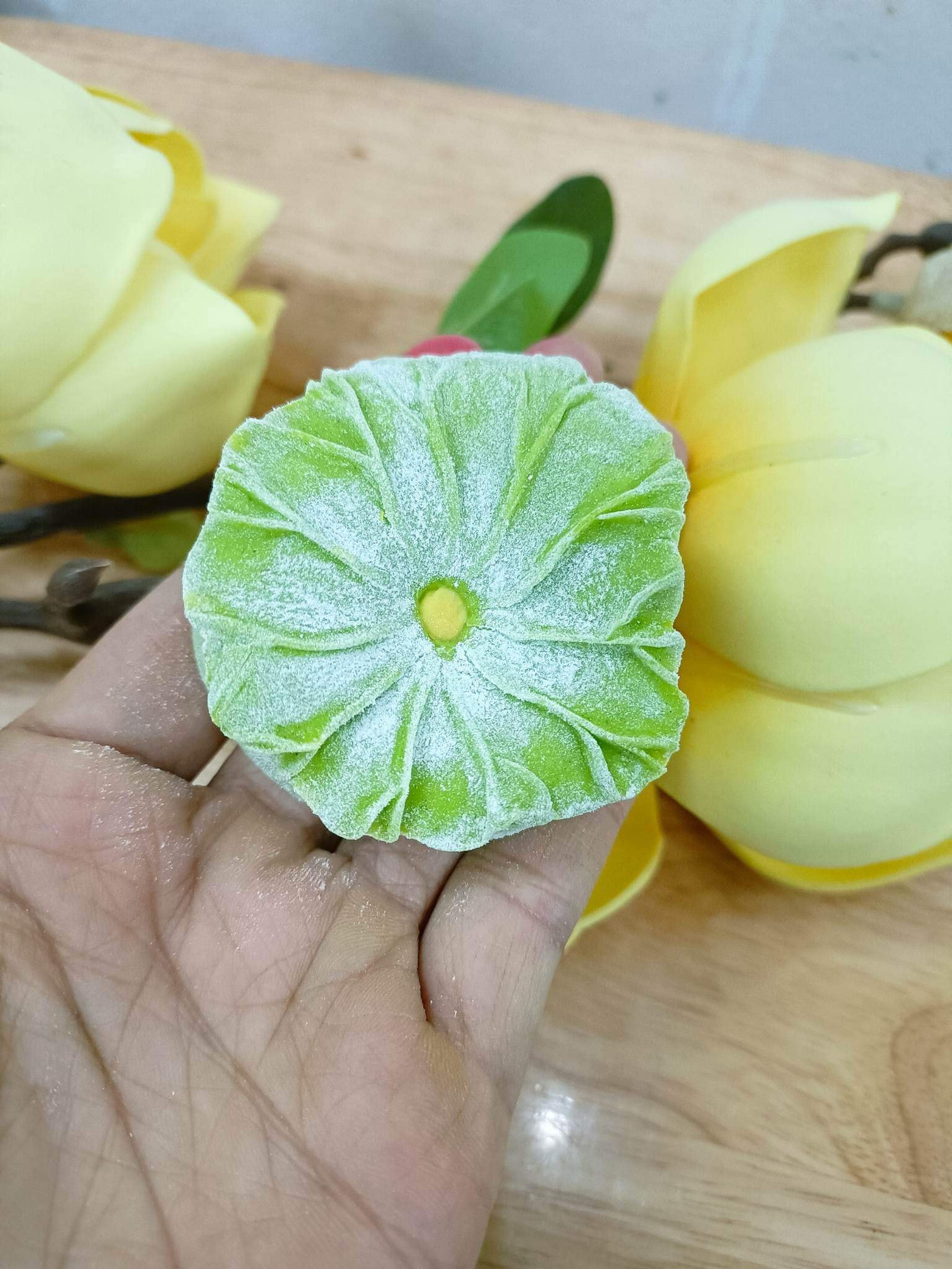 Chè trôi nước được làm thủ công từ bột nếp Thái, tạo màu bằng cách sử dụng rau củ quả tự nhiên (Ảnh: NVCC)