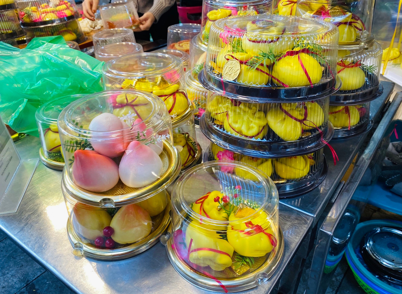 Theo quan niệm truyền thống hoa quả, đồ chay được sử dụng để cúng Thần tài hằng ngày còn ngày vía Thần tài, người dân cúng mặn với cỗ tam sên gồm 1 miếng thịt, 1 con tôm, 1 quả trứng luộc là 3 nhóm thực phẩm: Trên cạn, dưới nước, trên không trung. Theo quan niệm truyền thống hoa quả, đồ chay được sử dụng để cúng Thần tài hằng ngày còn ngày vía Thần tài, người dân cúng mặn với cỗ tam sên gồm 1 miếng thịt, 1 con tôm, 1 quả trứng luộc là 3 nhóm thực phẩm: Trên cạn, dưới nước, trên không trung.