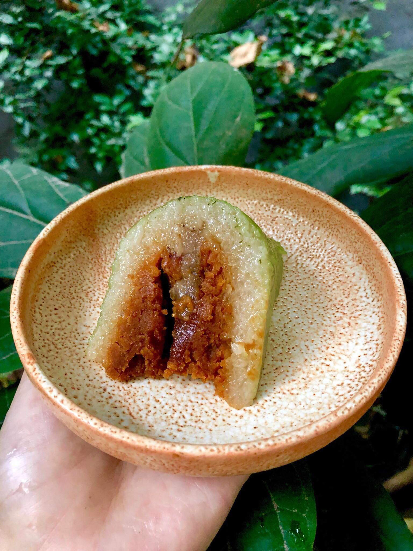 Bánh chưng mật thịt với màu nâu sậm và vị ngọt đậm (Ảnh: Thúy Hằng). Bánh chưng mật thịt với màu nâu sậm và vị ngọt đậm (Ảnh: Thúy Hằng).