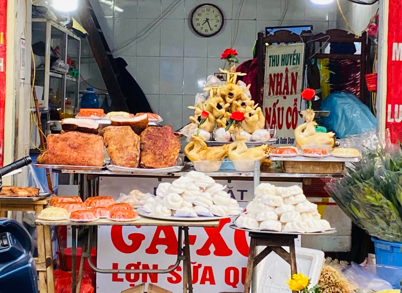 Các set cỗ cúng năm nay khá đa dạng, mâm cỗ mặn có giá từ khoảng 400.000 đồng, ngoài ra còn có các set bánh bao thần tài có giá dao động từ 100.000 - 250.000 đồng. Trong đó các mâm cúng mini đắt khách hơn cả. Các set cỗ cúng năm nay khá đa dạng, mâm cỗ mặn có giá từ khoảng 400.000 đồng, ngoài ra còn có các set bánh bao thần tài có giá dao động từ 100.000 - 250.000 đồng. Trong đó các mâm cúng mini đắt khách hơn cả.