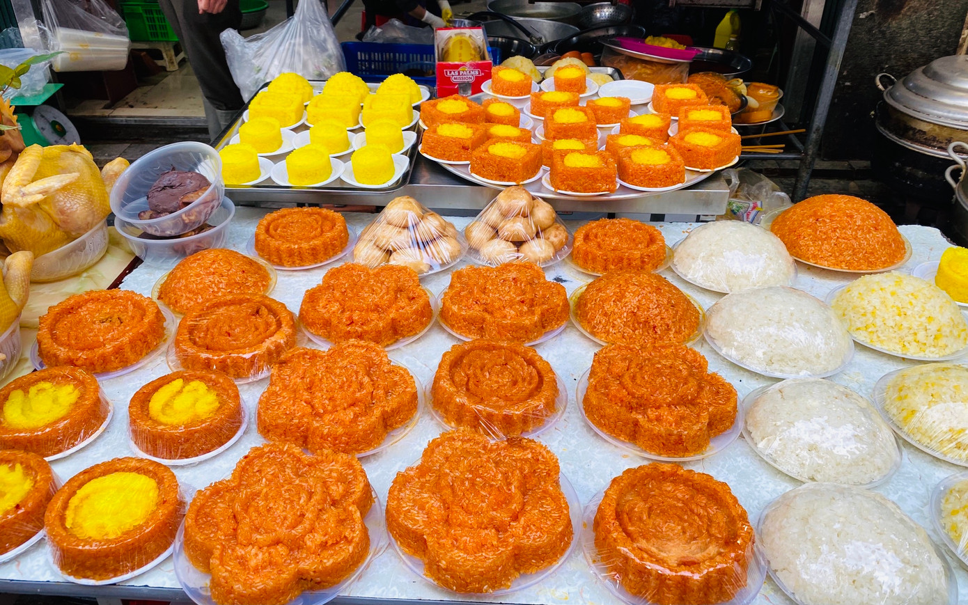 Xôi gấc là mặt hàng bán chạy trong ngày vía Thần tài. Theo khảo sát, các lễ vật dâng lễ Thần tài có mức giá tăng khoảng 10% so với năm ngoái, song nhiều chủ quán cho biết sức mua tăng khoảng 20 - 30%. Xôi gấc là mặt hàng bán chạy trong ngày vía Thần tài. Theo khảo sát, các lễ vật dâng lễ Thần tài có mức giá tăng khoảng 10% so với năm ngoái, song nhiều chủ quán cho biết sức mua tăng khoảng 20 - 30%.