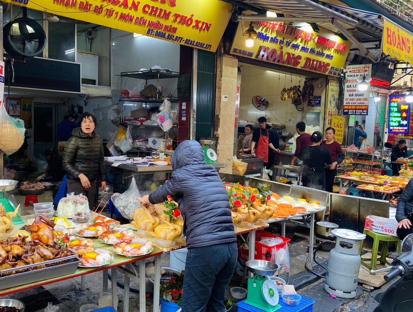 Từ khoảng 6h00 sáng, chị Nhung (Hoàn Kiếm, Hà Nội) đã ra chợ để sắm một mâm cỗ mặn giá 500.000 đồng, một set bánh bao giá 150.000 đồng. Chị chia sẻ các set mâm cúng nhỏ gọn, tiện lợi và vừa túi tiền. Trên mạng có nhiều tiểu thương rao làm mâm cúng Thần tài, nhưng chị thấy việc ra chợ tận tay sắm sửa đồ lễ cảm giác ý nghĩa hơn. Từ khoảng 6h00 sáng, chị Nhung (Hoàn Kiếm, Hà Nội) đã ra chợ để sắm một mâm cỗ mặn giá 500.000 đồng, một set bánh bao giá 150.000 đồng. Chị chia sẻ các set mâm cúng nhỏ gọn, tiện lợi và vừa túi tiền. Trên mạng có nhiều tiểu thương rao làm mâm cúng Thần tài, nhưng chị thấy việc ra chợ tận tay sắm sửa đồ lễ cảm giác ý nghĩa hơn.