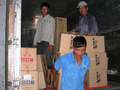 Sau vụ bị chủ trại tôm giống Minh Đức hành hạ dã man được phát hiện tháng 9/2010, Hào Anh (X) trở về sống với mẹ ruột, làm nghề bốc vác thuê 