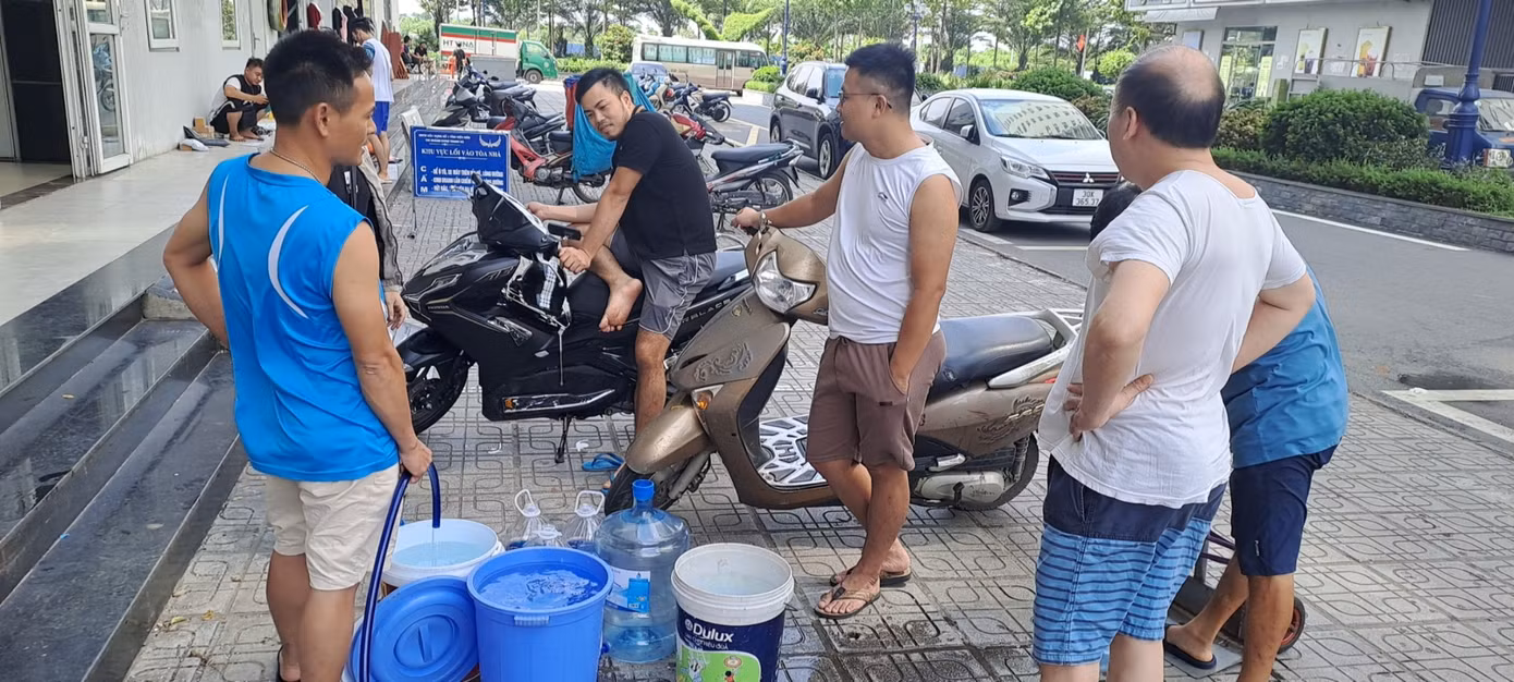 Được biết, từ 14/10, nhiều chủ hộ gia đình đã phải xin nghỉ làm để ở nhà... canh nước, do tình trạng mất nước kéo dài tại KĐT Thanh Hà.