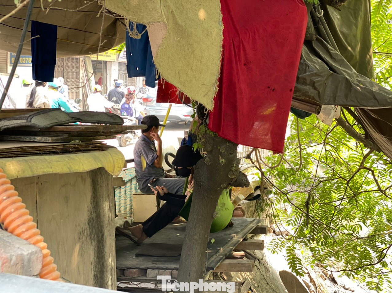 Dọc sông có những lều lán tạm bợ, người dân dựng lên để nghỉ tạm Dọc sông có những lều lán tạm bợ, người dân dựng lên để nghỉ tạm