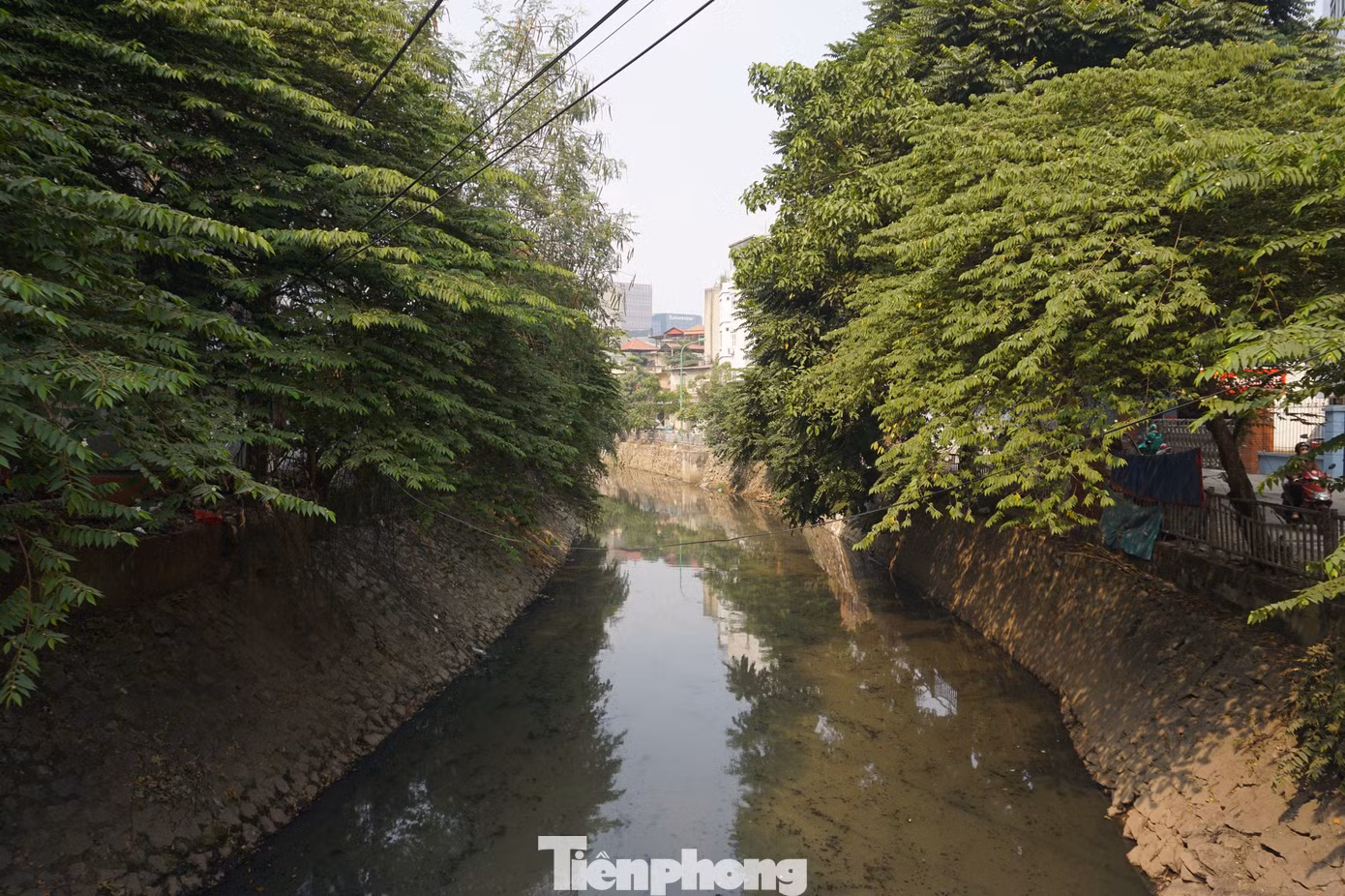 Sông Lừ đoạn qua ngõ 120 Trường Chinh