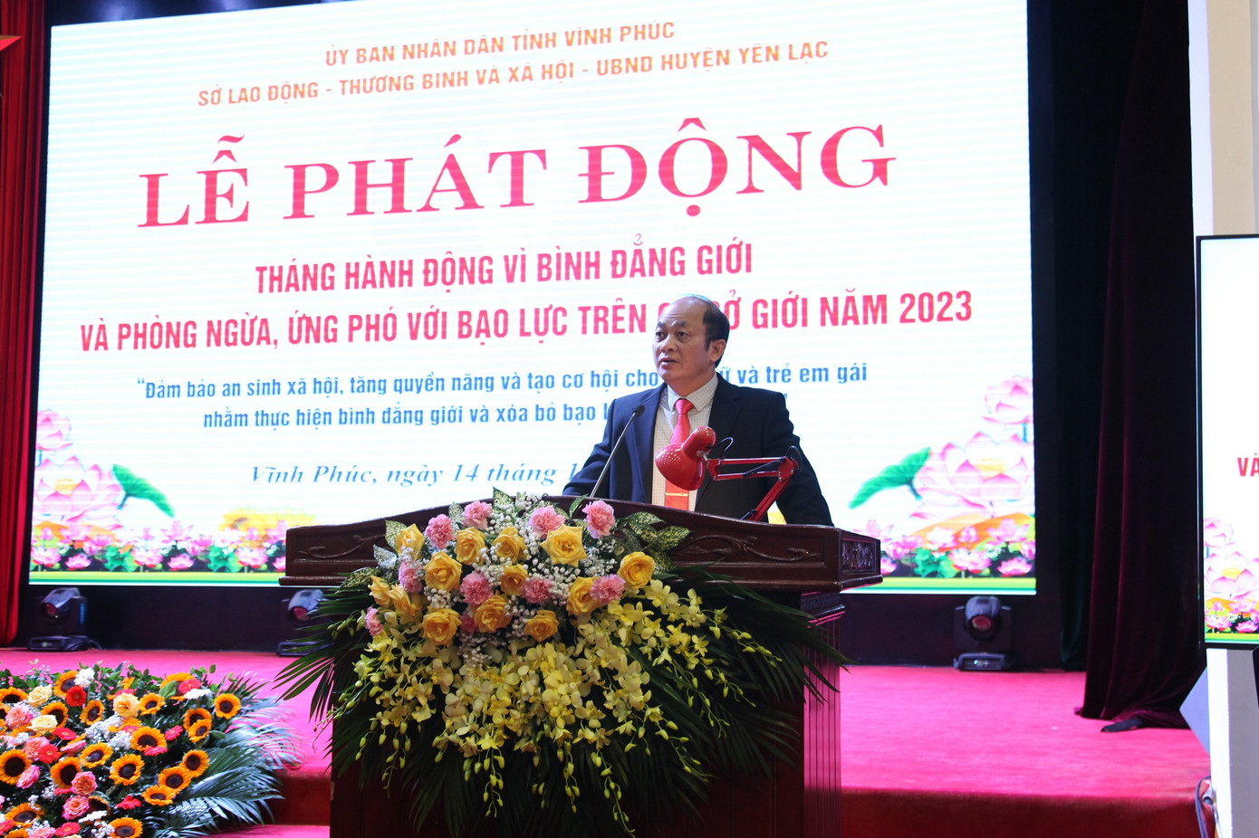 Giám đốc Sở LĐ-TB&XH Lưu Văn Dũng phát biểu tại lễ phát động. Ảnh: Dương Chung