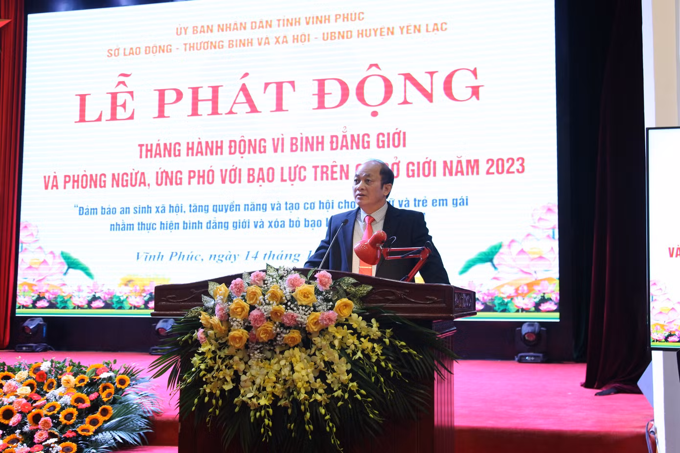 Giám đốc Sở LĐ-TB&XH Lưu Văn Dũng phát biểu tại lễ phát động. Ảnh: Dương Chung Giám đốc Sở LĐ-TB&XH Lưu Văn Dũng phát biểu tại lễ phát động. Ảnh: Dương Chung