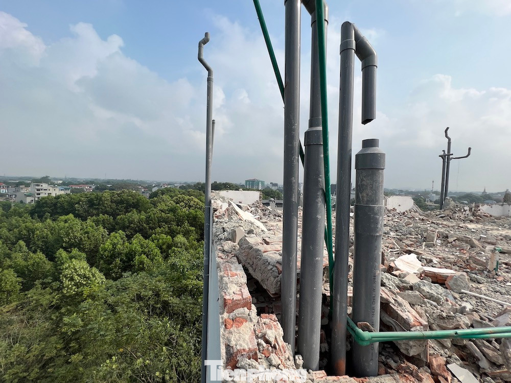 "Chúng tôi đã dùng cẩu đưa được máy cẩu lên tầng cao nhất của tòa nhà, qua đó đẩy nhanh tiến độ phá dỡ. Ngoài ra, UBND huyện chỉ đạo các cơ quan chuyên môn và các địa phương kiên quyết không để các công trình xây dựng vi phạm, không đảm bảo điều kiện về PCCC đưa vào sử dụng; lập hồ sơ xử lý các công trình vi phạm đất đai, trật tự xây dựng, PCCC", lãnh đạo huyện Thạch Thất thông tin.