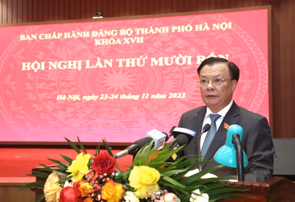 Ông Đinh Tiến Dũng phát biểu tại Hội nghị Ban Chấp hành Đảng bộ thành phố Hà Nội lần thứ mười bốn