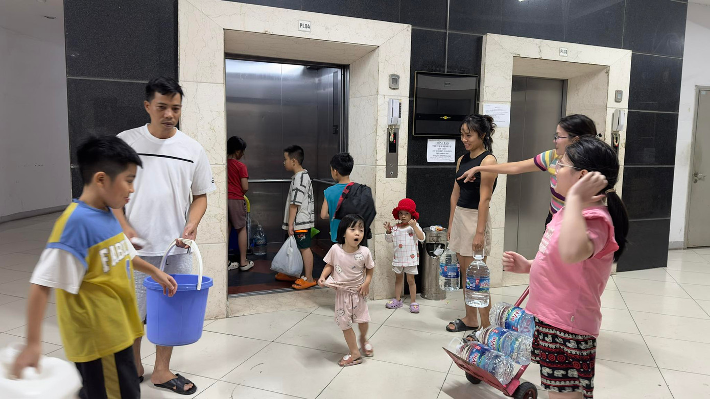 Nhiều gia đình huy động cả nhà đi mua nước sạch trong đêm Nhiều gia đình huy động cả nhà đi mua nước sạch trong đêm