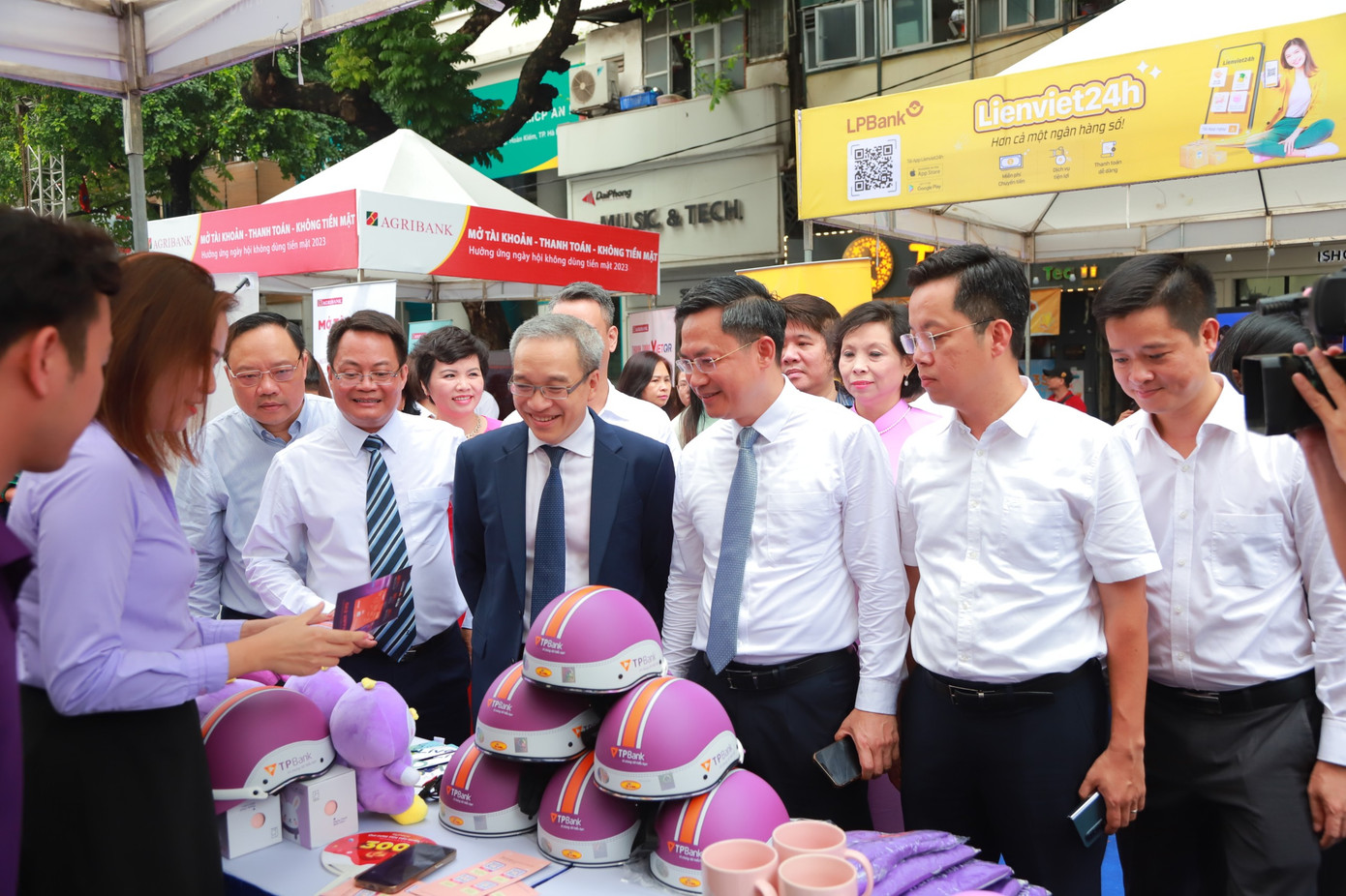 Một gian hàng giúp người dân trải nghiệm những hình thức thanh toán mới, hiện đại