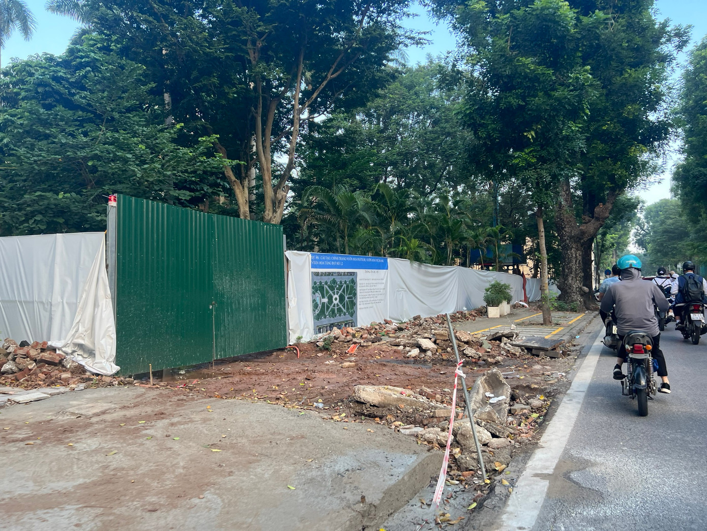 Hiện nay, Sở Xây dựng đang tiếp tục phối hợp với các sở, ngành thành phố kiểm tra, rà soát, đánh giá các nguyên nhân xảy ra tình trạng đá lát, bị bong bật lún nứt, vỡ... nghiên cứu các giải pháp cụ thể, thiết thực, hiệu quả, tiết kiệm, bao gồm cả việc nâng cao vai trò giám sát của cộng đồng.