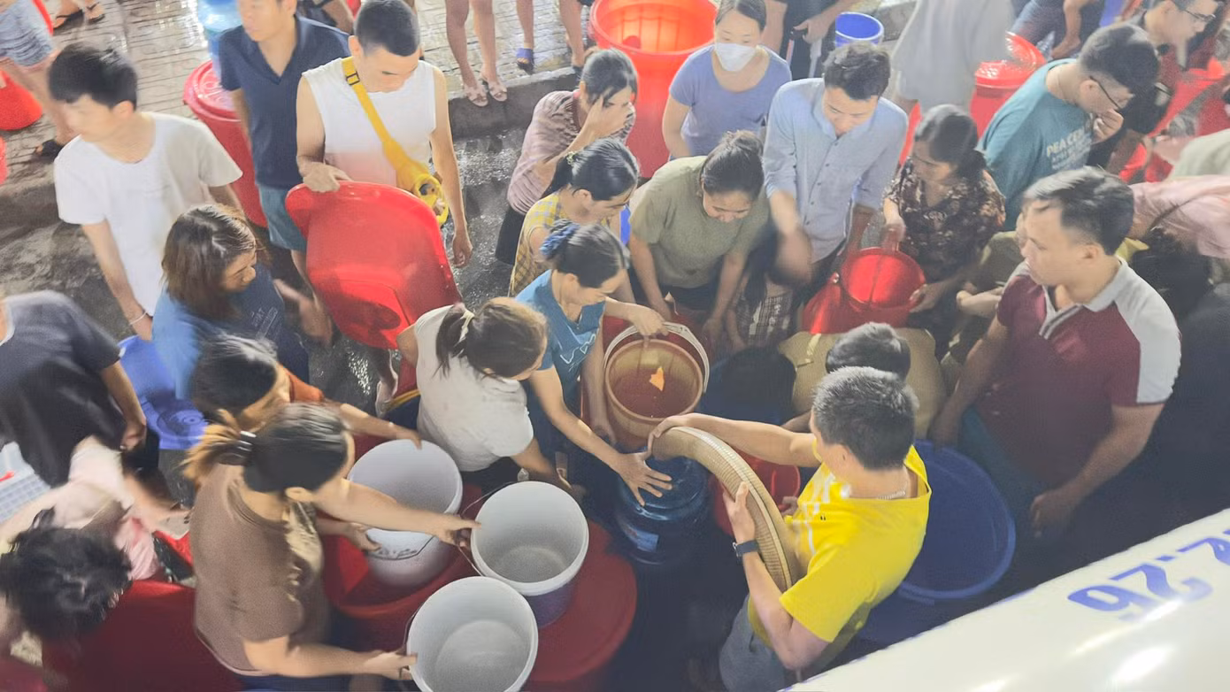 Với hàng nghìn người dân có lẽ đây là ngày đáng nhớ bởi chưa bao giờ nước sạch – một thứ bình thường lại trở nên xa xỉ với họ đến như vậy.