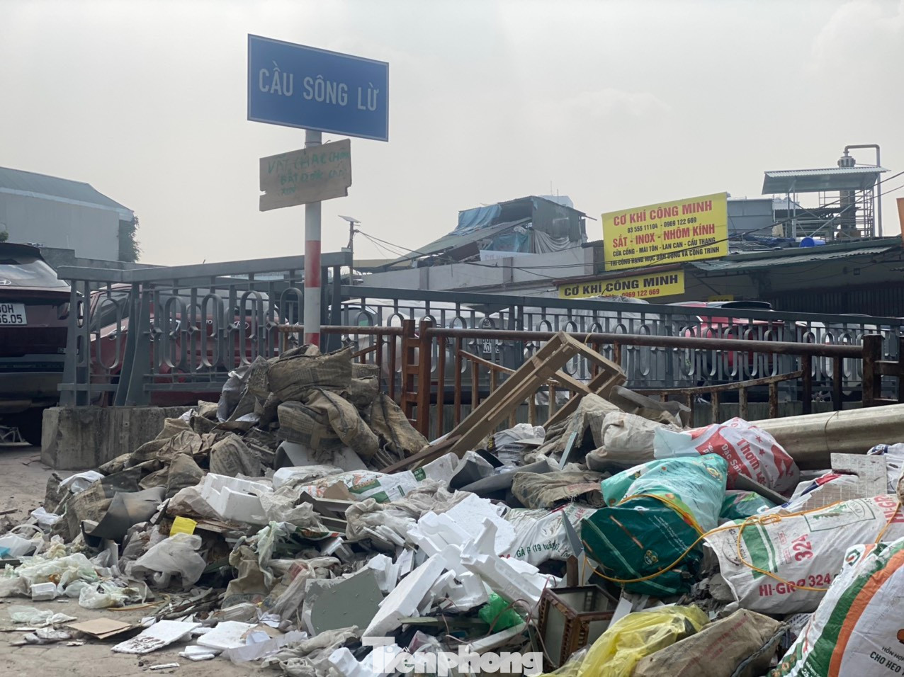 Hai bên đường sông Lừ đoạn đường ven sông Lừ cũng ngập tràn rác thải sinh hoạt và rác thải xây dựng Hai bên đường sông Lừ đoạn đường ven sông Lừ cũng ngập tràn rác thải sinh hoạt và rác thải xây dựng