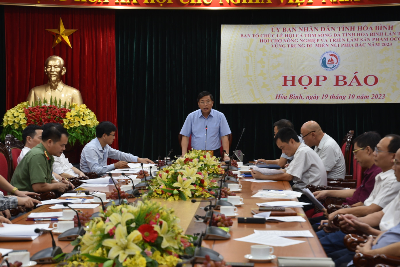 Ông Đinh Công Sứ, Phó Chủ tịch UBND tỉnh Hòa Bình phát biểu tại buổi họp báo