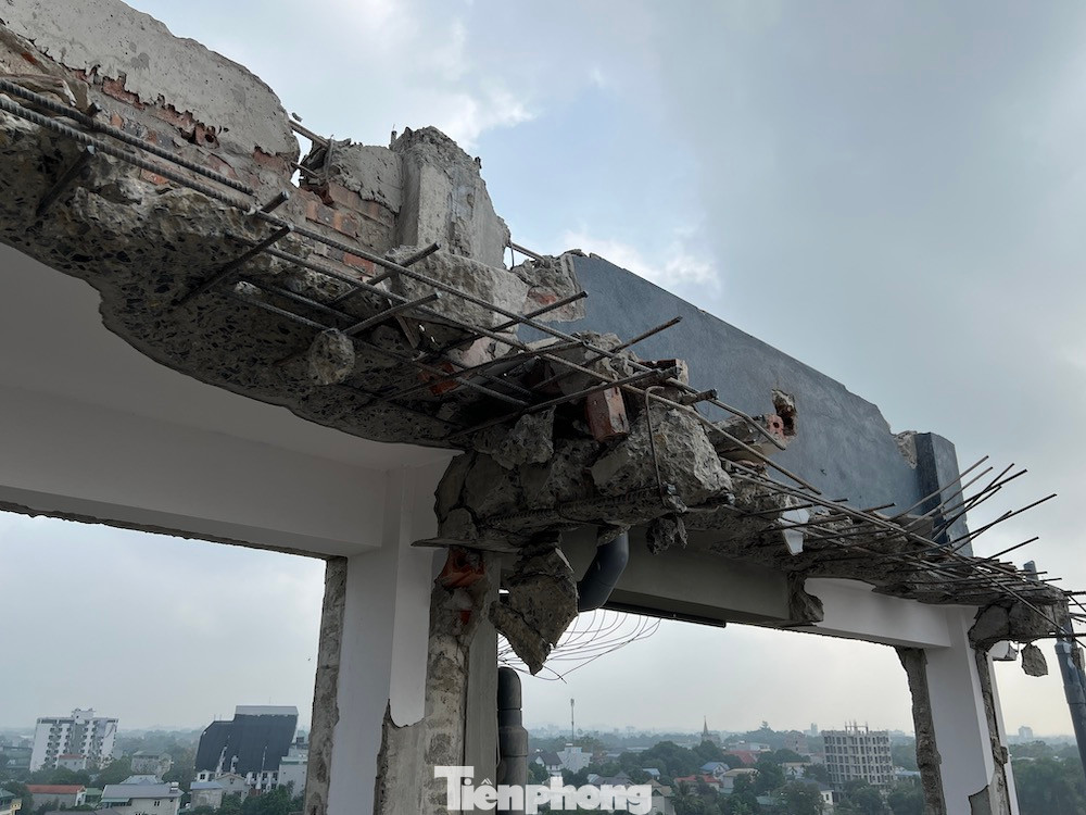 Hiện tại, chủ đầu tư đã tháo dỡ xong tầng 9, tầng 8 gần xong. Hiện đang tháo dỡ các cột bê tông, tỉa bê tông để cắt sắt. Cùng với đó, UBND xã đã hỗ trợ thuê lực lượng lên để hỗ trợ tháo dỡ, dọn dẹp phế liệu, trạc xây dựng để đảm bảo môi trường chung.