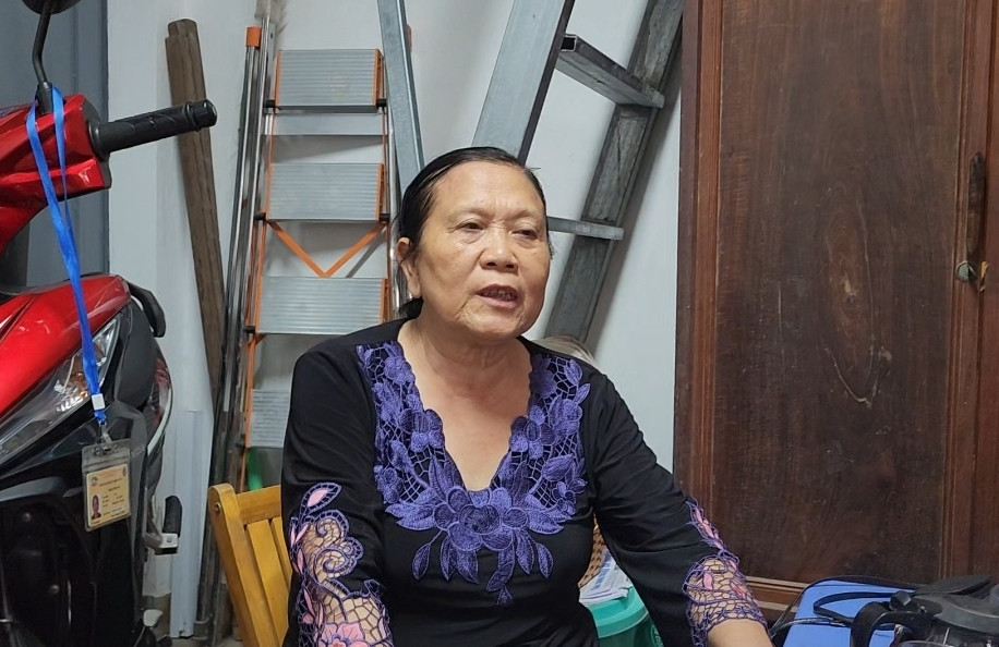 Bà Trần Thị Trụ (55 tuổi) bất an khi sinh sống ngay sát công trường thi công đường vành đai 2,5
