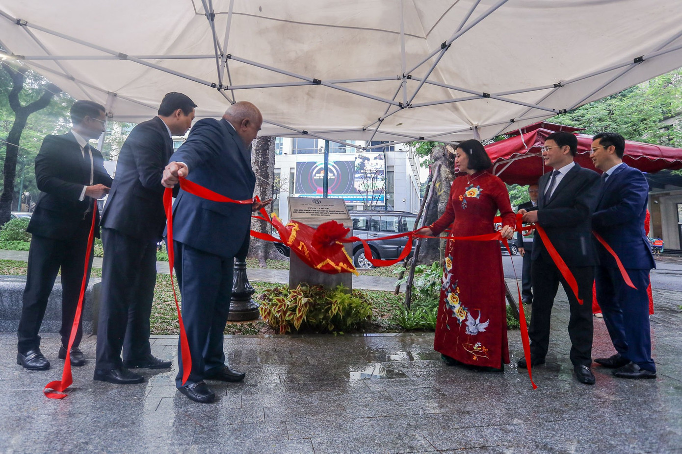 Phó Bí thư Thường trực Thành ủy Hà Nội Nguyễn Thị Tuyến cùng Đại sứ đặc mệnh toàn quyền Cộng hòa Cuba thực hiện nghi lễ gắn biển công trình hữu nghị