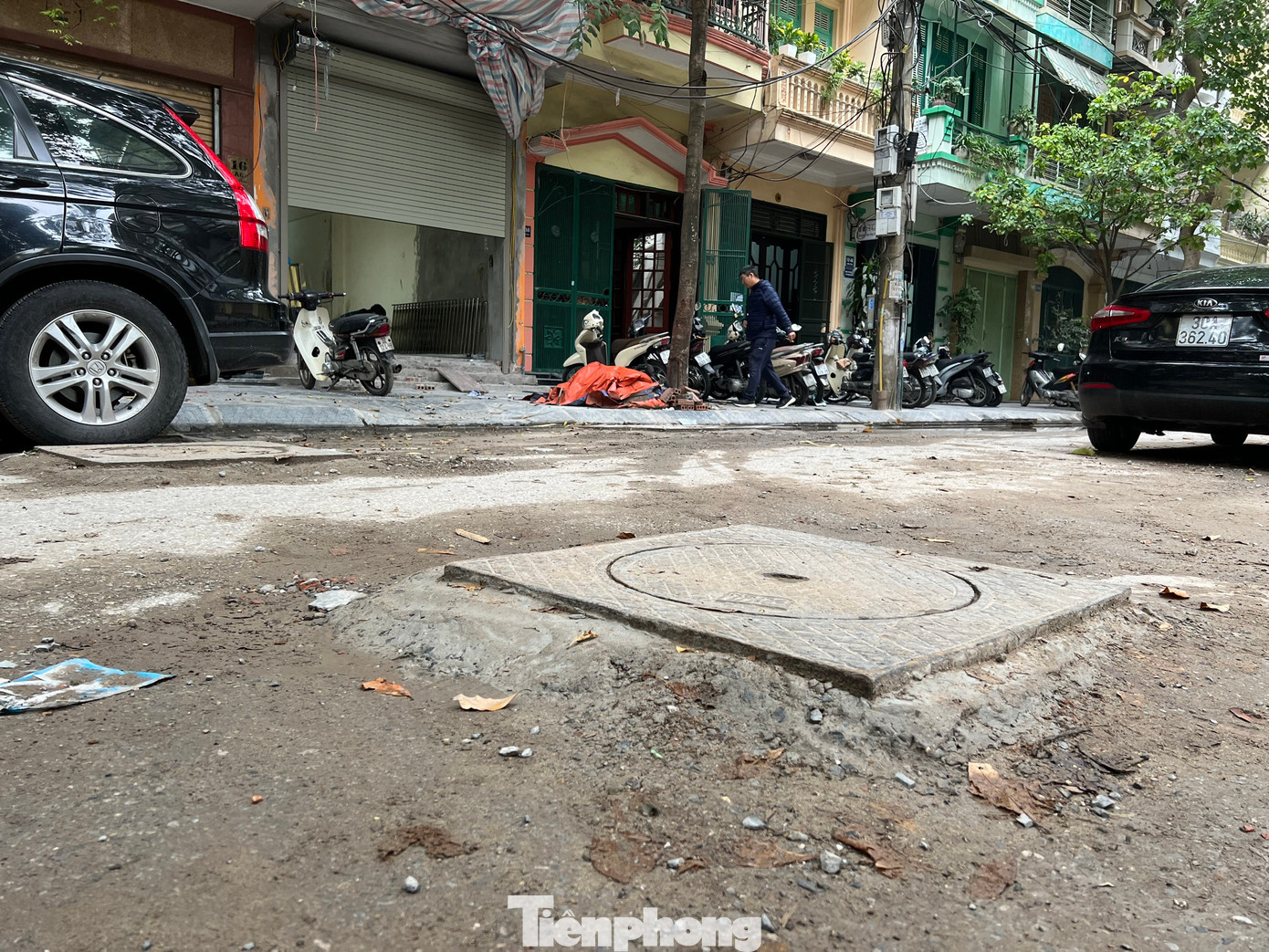 Hố ga đang cao hơn mặt đường gây nguy hiểm cho các phương tiện tham gia giao thông Hố ga đang cao hơn mặt đường gây nguy hiểm cho các phương tiện tham gia giao thông