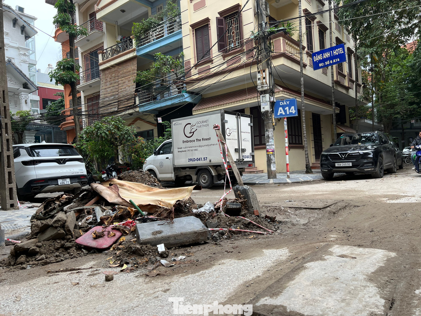 Đại diện UBND phường Bạch Đằng cho biết, dự án khi khởi công đã được thông báo đến toàn bộ tổ dân phố, hiện phường đã yêu cầu đơn vị thi công đẩy nhanh tiến độ, thi công đảm bảo an toàn cho người dân. Đại diện UBND phường Bạch Đằng cho biết, dự án khi khởi công đã được thông báo đến toàn bộ tổ dân phố, hiện phường đã yêu cầu đơn vị thi công đẩy nhanh tiến độ, thi công đảm bảo an toàn cho người dân.