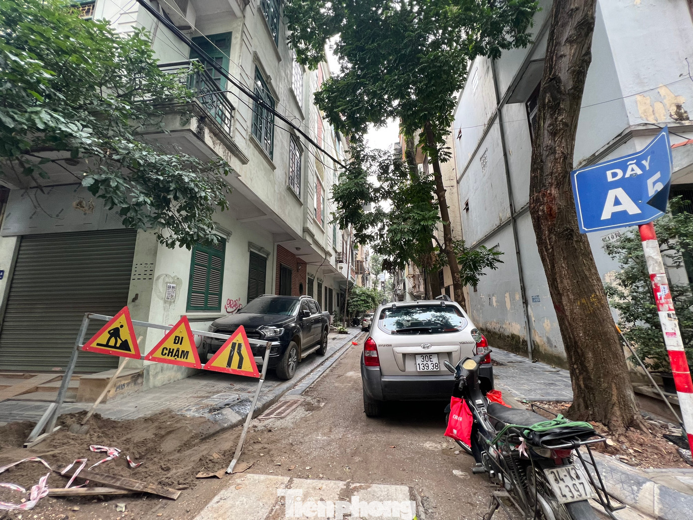 Về nguyên nhân dự án kéo dài, chủ đầu tư dự án cho biết, theo hồ sơ thiết kế không có hạng mục cải tạo phần ga rãnh thoát nước - hạng mục này do thành phố đầu tư và quản lý. Tuy nhiên, sau khi thảm lại mặt đường thì ga rãnh bị sụt lún, chủ đầu tư đã khắc phục các đầu cống kết nối với hố ga dưới lòng đường để đảm bảo. Về nguyên nhân dự án kéo dài, chủ đầu tư dự án cho biết, theo hồ sơ thiết kế không có hạng mục cải tạo phần ga rãnh thoát nước - hạng mục này do thành phố đầu tư và quản lý. Tuy nhiên, sau khi thảm lại mặt đường thì ga rãnh bị sụt lún, chủ đầu tư đã khắc phục các đầu cống kết nối với hố ga dưới lòng đường để đảm bảo.