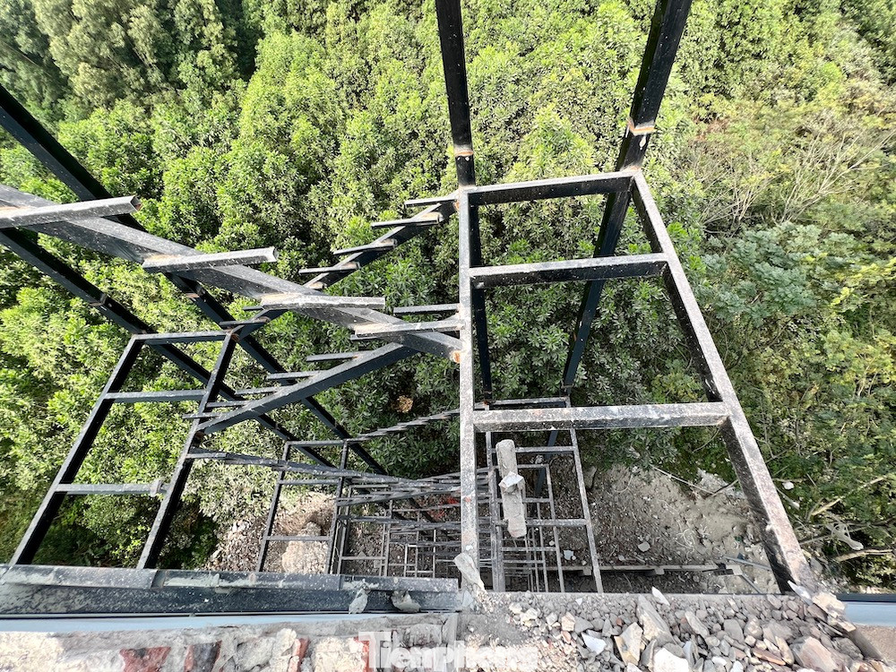 Chủ tịch UBND huyện Thạch Thất Nguyễn Mạnh Hồng cho biết, huyện đã giao Tổ công tác phụ trách chỉ đạo khắc phục các công trình vi phạm của huyện và UBND xã Tân Xã tiếp tục đôn đốc, giám sát chủ đầu tư khắc phục hậu quả công trình vi phạm đảm bảo tiến độ, an toàn lao động trong quá trình tháo dỡ công trình.