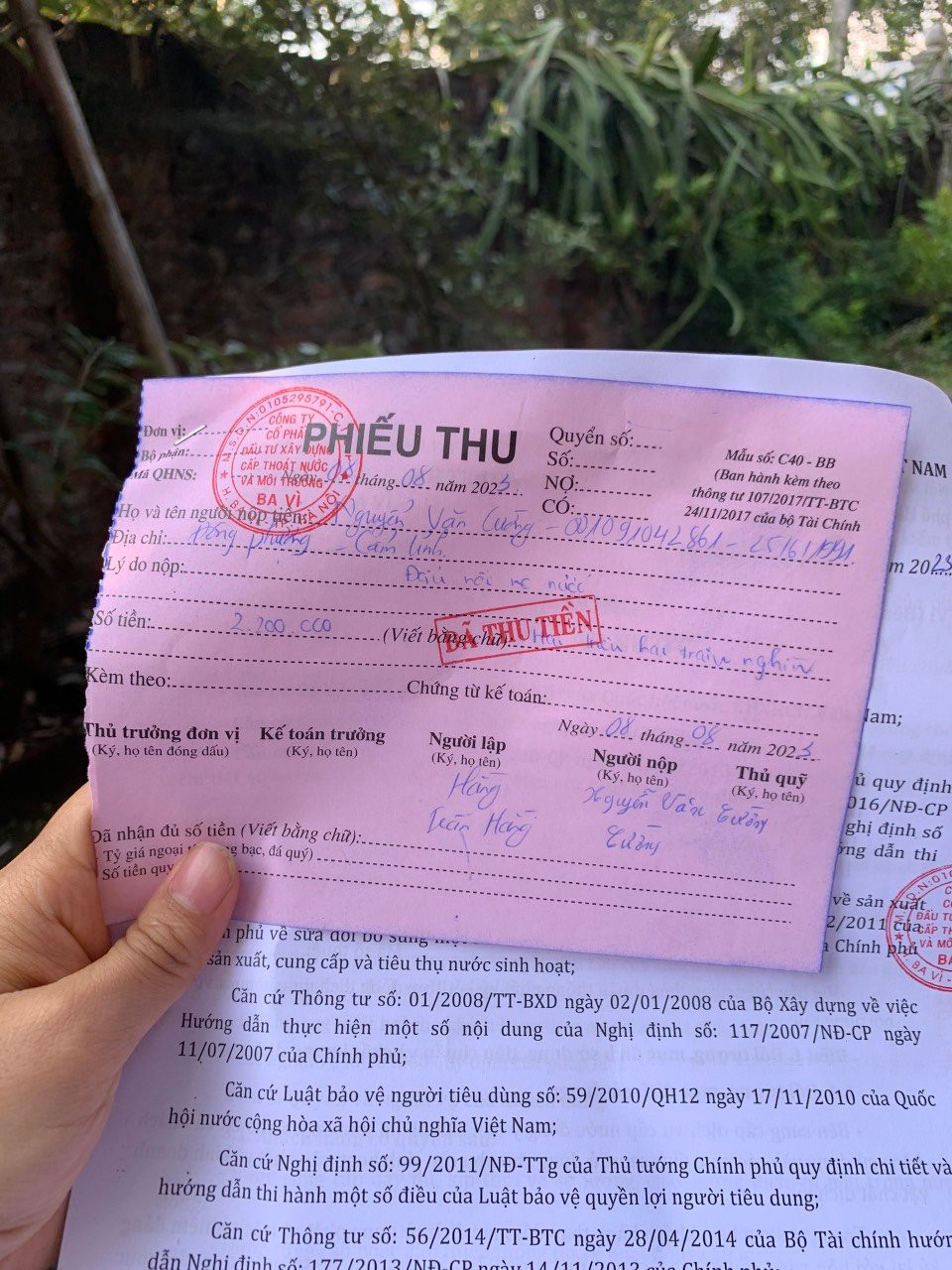 Phiếu thu liên 2 bị thu lại từ người dân Phiếu thu liên 2 bị thu lại từ người dân