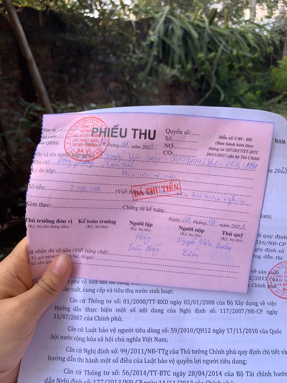 Phiếu thu liên 2 bị thu lại từ người dân Phiếu thu liên 2 bị thu lại từ người dân