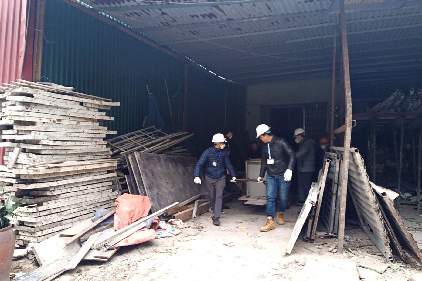 Trong quá trình tổ chức thực hiện cưỡng chế thu hồi đất đối với các hộ gia đình, cá nhân đã được các lực lượng chức năng của quận, phường tổ chức tuân thủ theo trình tự, thủ tục đảm bảo quy định của pháp luật và tuyệt đối an toàn