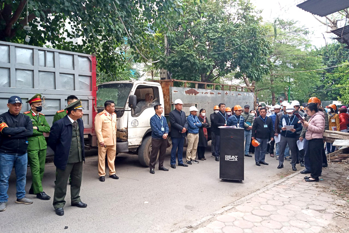 Đúng 8 giờ ngày 20/12, các lực lượng chức năng đọc thông báo cưỡng chế