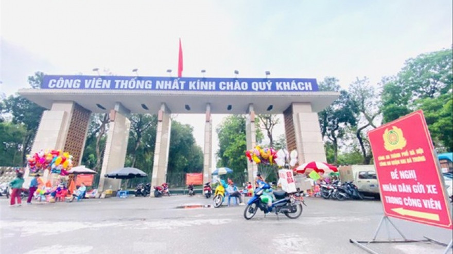 Cổng vào Công viên Thống Nhất trên mặt đường Trần Nhân Tông