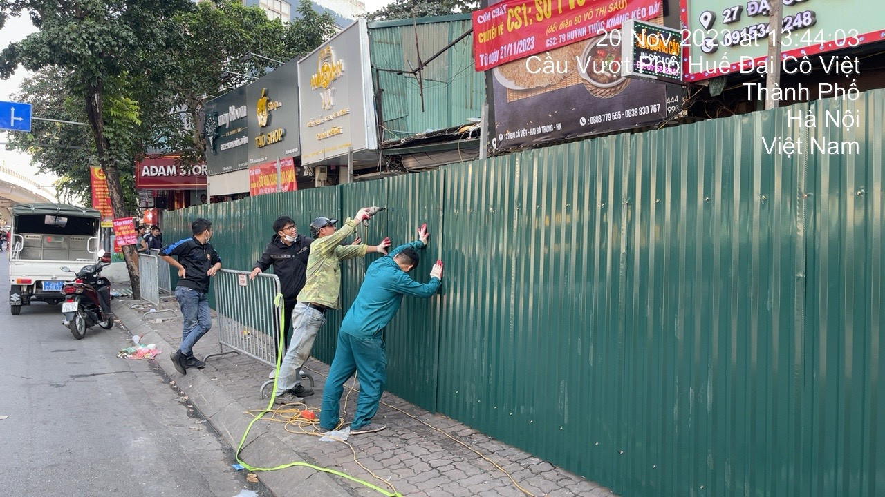Cơ quan chức năng quây rào đoạn đường Đại Cồ Việt, đoạn gần phố Bạch Mai