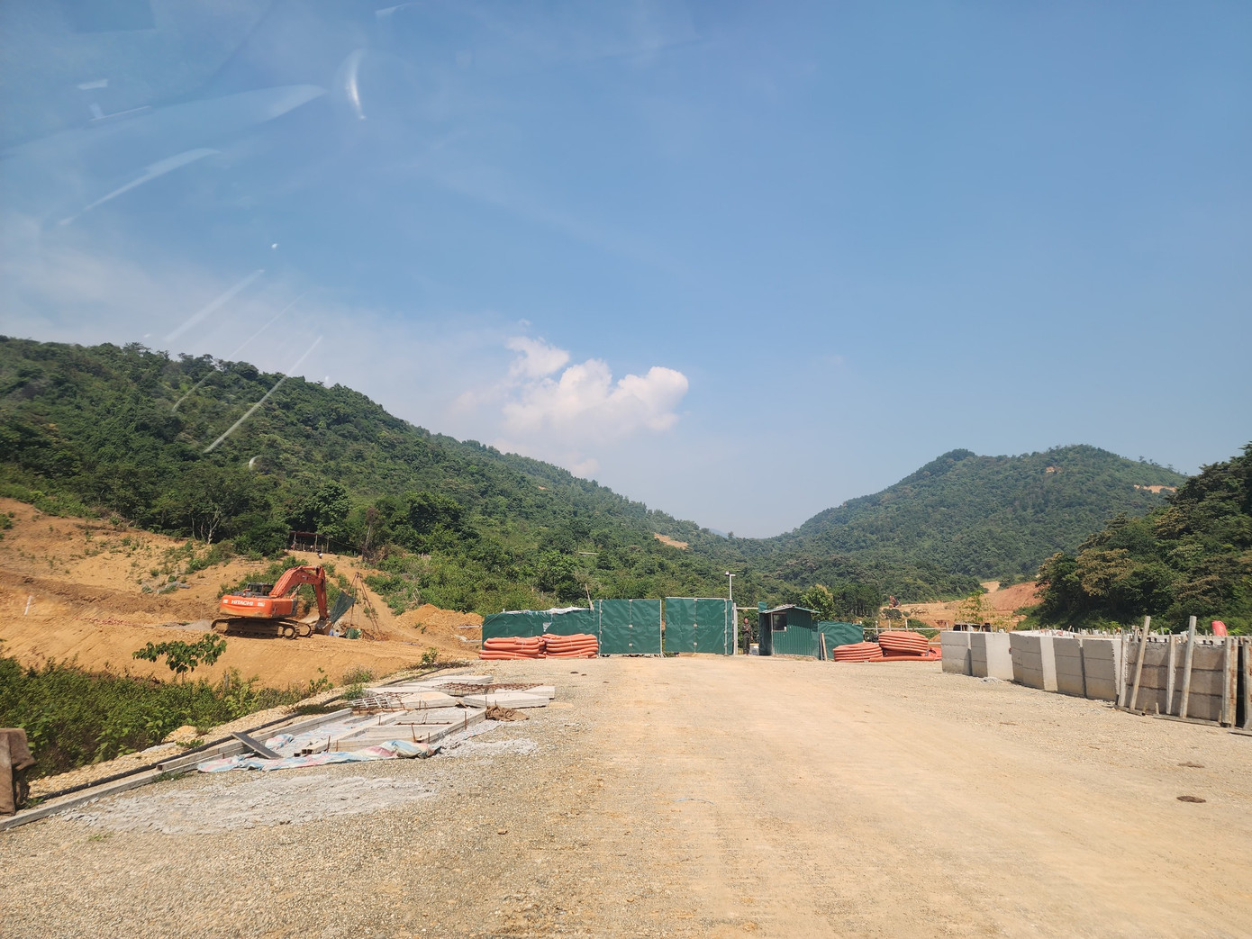 Dự án san lấp làm đường vào khu du lịch Thiên Đường đang thi công hạ tầng dự án Dự án san lấp làm đường vào khu du lịch Thiên Đường đang thi công hạ tầng dự án