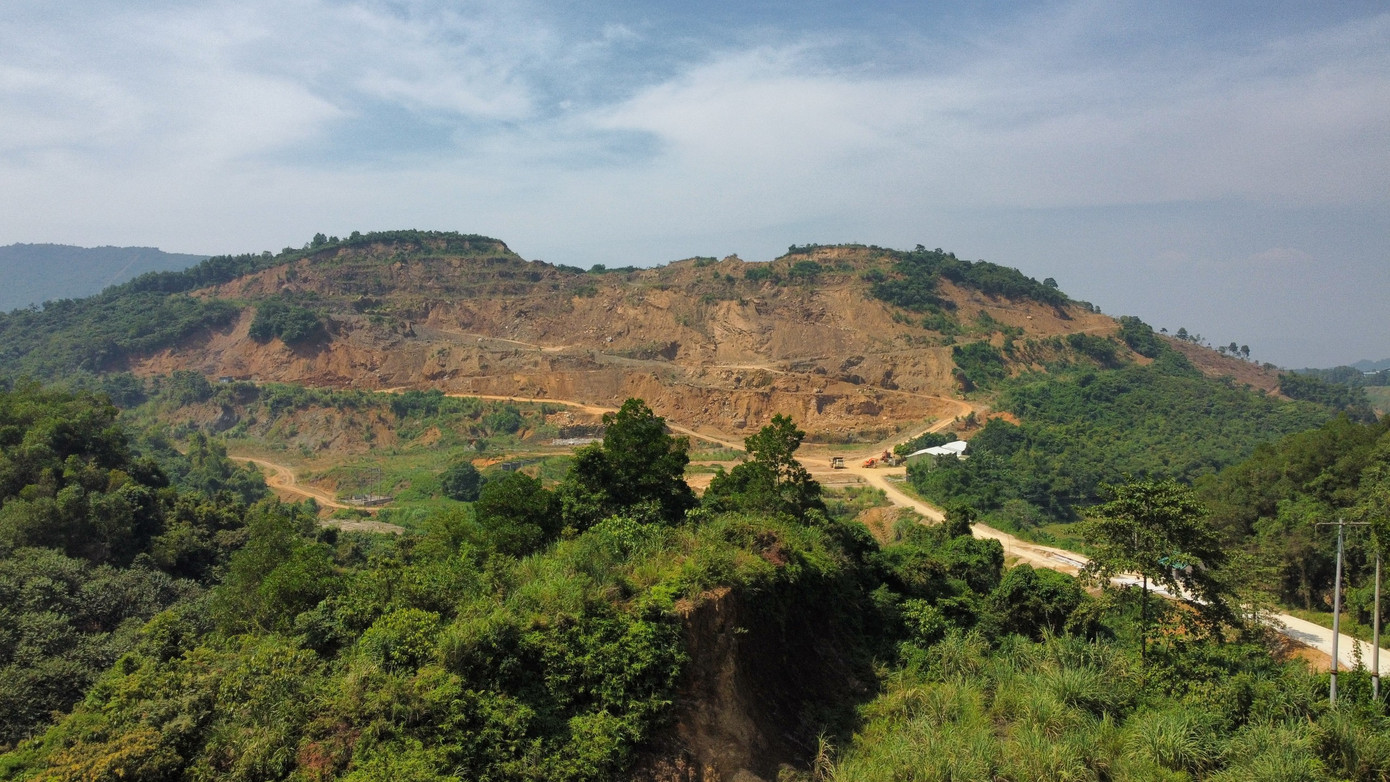 Mỏ đá Yên Quang nhìn từ trên cao Mỏ đá Yên Quang nhìn từ trên cao