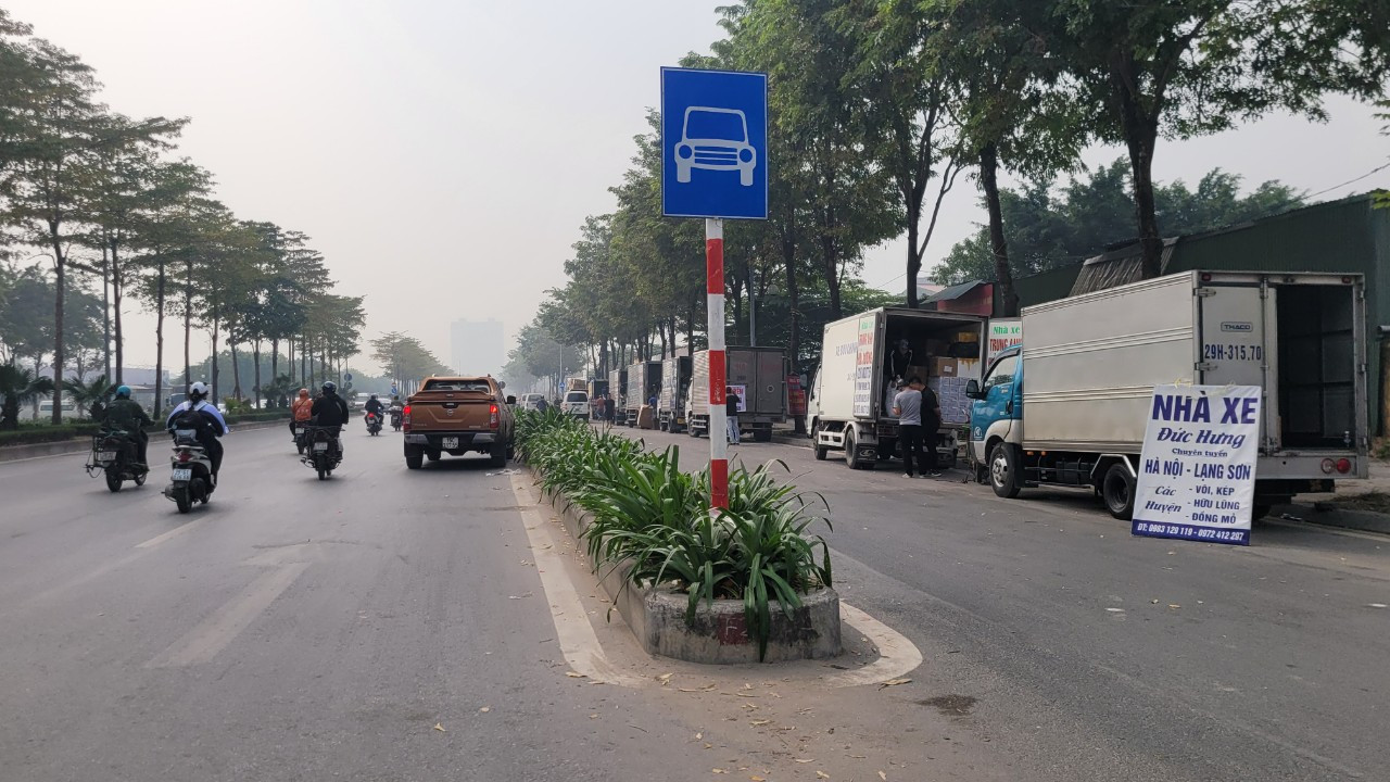 Cũng vì làn xe máy đã bị chiếm nên phía ngoài, tại làn ô tô thường xuyên xuất hiện xe máy di chuyển.