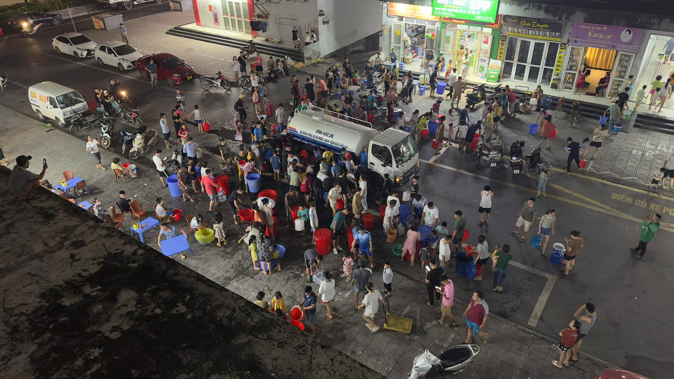 Đúng 18h30 cùng ngày, sau nhiều thời gian chờ đợi, chiếc xe bồn đầu tiên xuất hiện, bên thành xe treo băng rôn in dòng chữ "Cộng đồng chung tay cứu trợ nước sạch cho cư dân khu đô thị Thanh Hà". Đúng 18h30 cùng ngày, sau nhiều thời gian chờ đợi, chiếc xe bồn đầu tiên xuất hiện, bên thành xe treo băng rôn in dòng chữ "Cộng đồng chung tay cứu trợ nước sạch cho cư dân khu đô thị Thanh Hà".