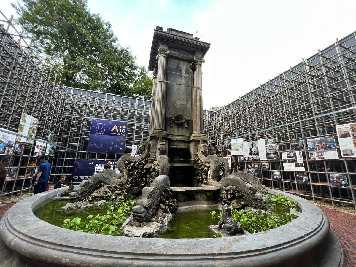 Đài phun nước con cóc tại vườn hoa Diên Hồng