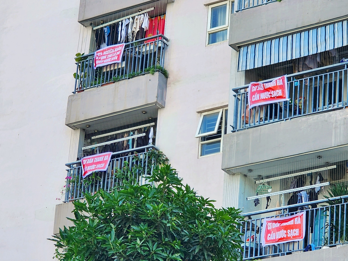 Cư dân treo băng rôn đòi được dùng nước sạch Cư dân treo băng rôn đòi được dùng nước sạch