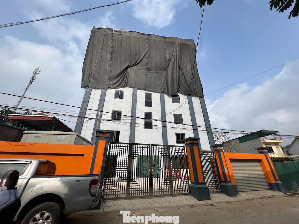 Ghi nhận của PV báo Tiền Phong những ngày cuối tuần, chung cư mini 9 tầng sai phép tại huyện Thạch Thất vẫn đang được tiến hành "cắt ngọn".