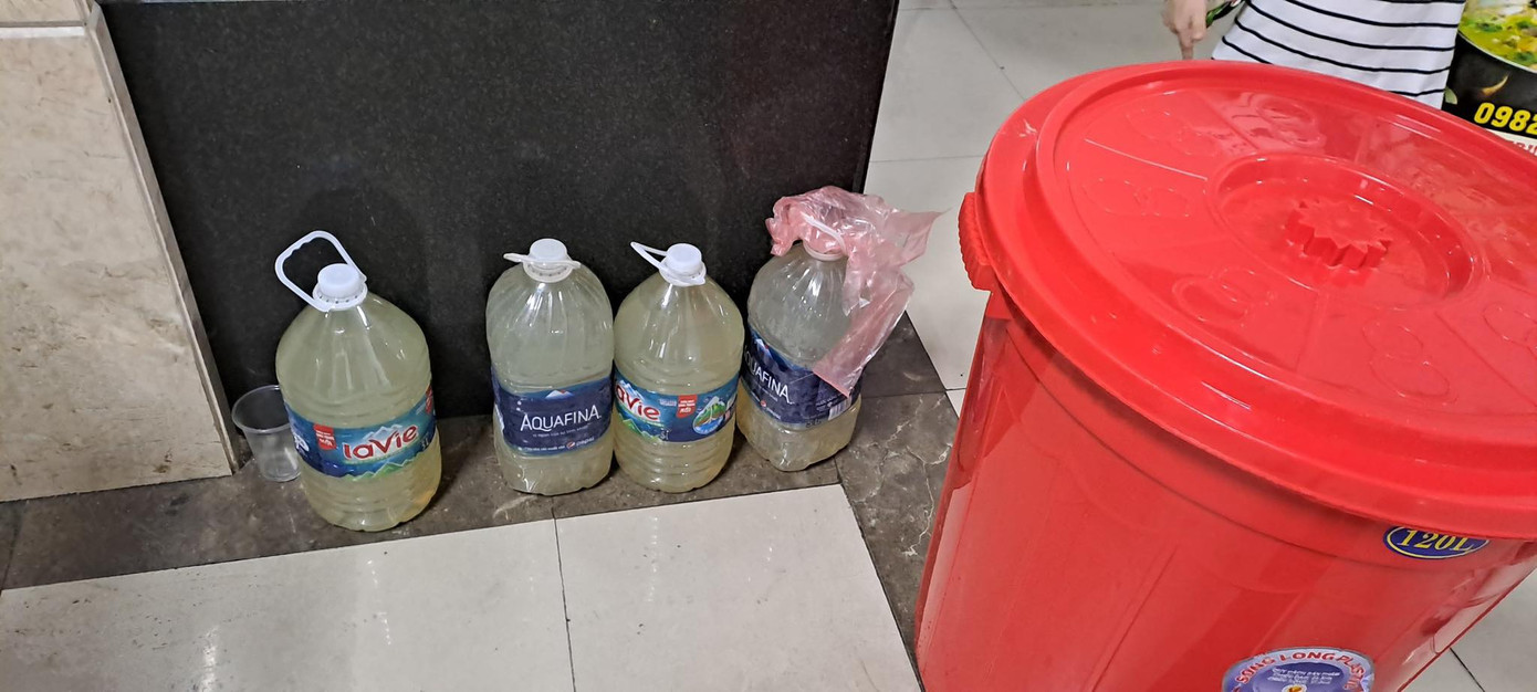 Cư dân lấy nước hồ tích trữ để xả nước vệ sinh