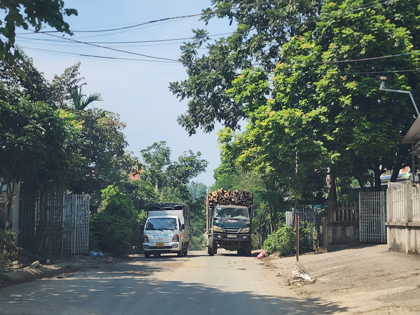 Nhà máy gỗ ép của Công ty TNHH Mavina Hòa Bình, xóm Quyết Tiến, xã Quang Tiến. Trên ảnh là xe đi ra từ nhà máy gỗ ép Nhà máy gỗ ép của Công ty TNHH Mavina Hòa Bình, xóm Quyết Tiến, xã Quang Tiến. Trên ảnh là xe đi ra từ nhà máy gỗ ép