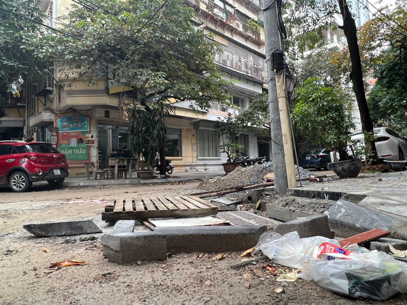 Theo người dân, dự án thi công kéo dài, đường sá bụi bặm, vỉa hè ngổn ngang, các nắp cống vẫn chưa được hoàn trả khiến người dân gặp nhiều khó khăn khi đi lại, sinh hoạt. Theo người dân, dự án thi công kéo dài, đường sá bụi bặm, vỉa hè ngổn ngang, các nắp cống vẫn chưa được hoàn trả khiến người dân gặp nhiều khó khăn khi đi lại, sinh hoạt.