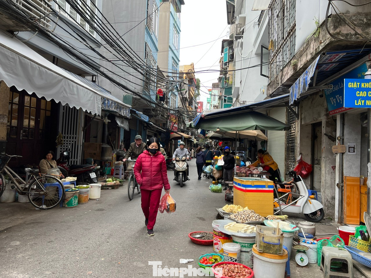 Trong khi đó dọc ngõ chợ Khâm Thiên (phía bên ngoài chợ), có hàng chục sạp buôn bán lớn nhỏ, tấp nập khách ra vào mua bán.
