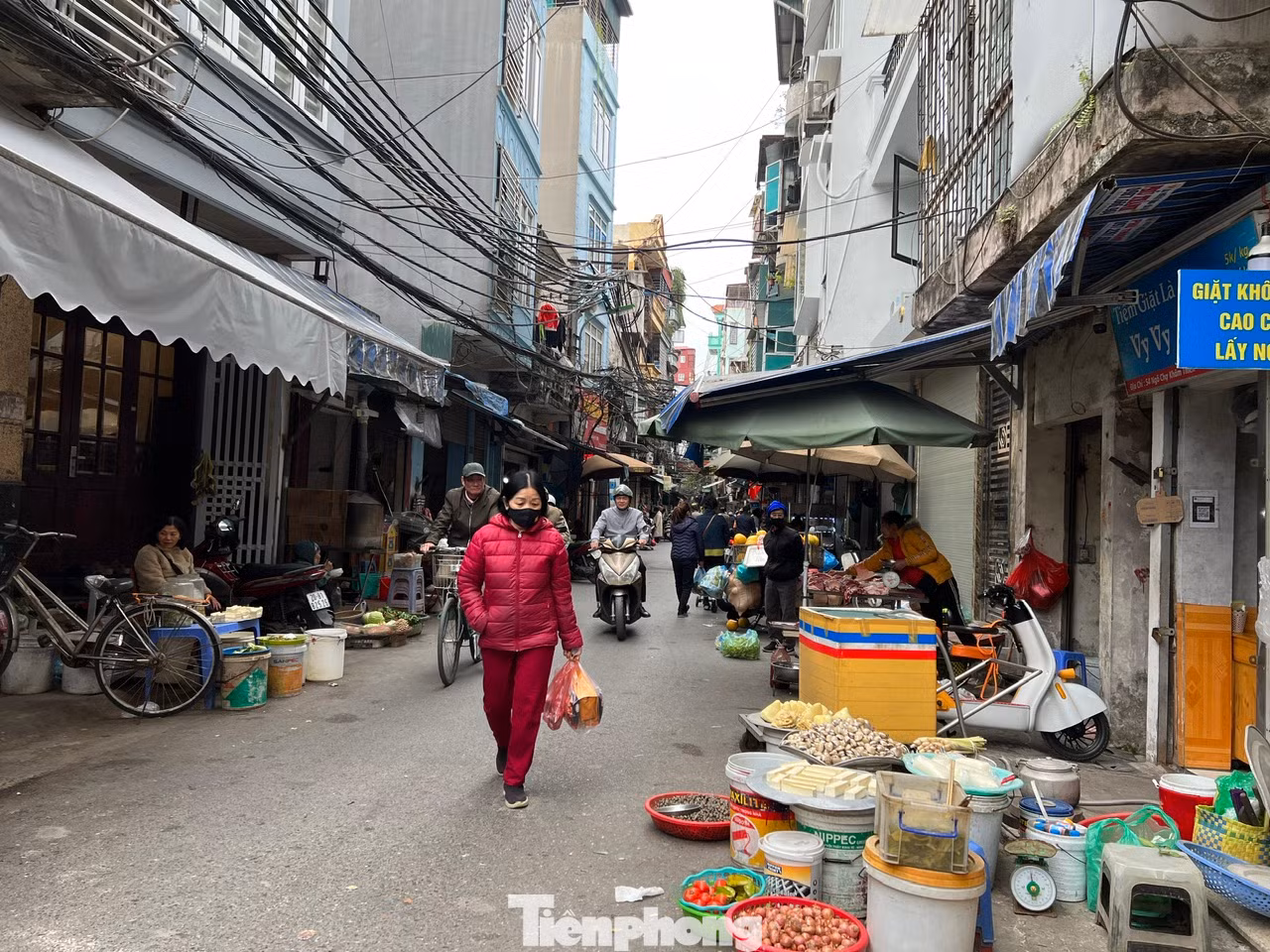 Trong khi đó dọc ngõ chợ Khâm Thiên (phía bên ngoài chợ), có hàng chục sạp buôn bán lớn nhỏ, tấp nập khách ra vào mua bán.