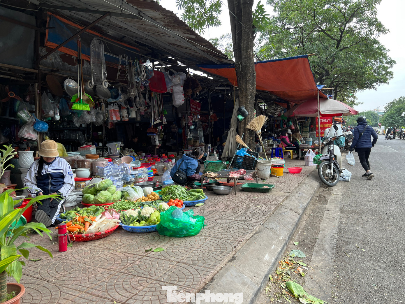 Đại diện UBND quận Đống Đa cho biết, theo kế hoạch quận có 3 chợ xây dựng mới là chợ Khâm Thiên, chợ Kim Liên và chợ Ngã Tư Sở. Ngoài chợ Ngã Tư Sở là chợ loại 1 phải chờ Nghị định mới của Chính phủ về Quản lý và phát triển chợ, 2 chợ còn lại đang trong giai đoạn lấy ý kiến của tiểu thương. Qua ý kiến ban đầu, nhiều tiểu thương tại chợ Khâm Thiên không đồng ý cải tạo chợ bởi lo ngại ảnh hưởng đến việc kinh doanh.