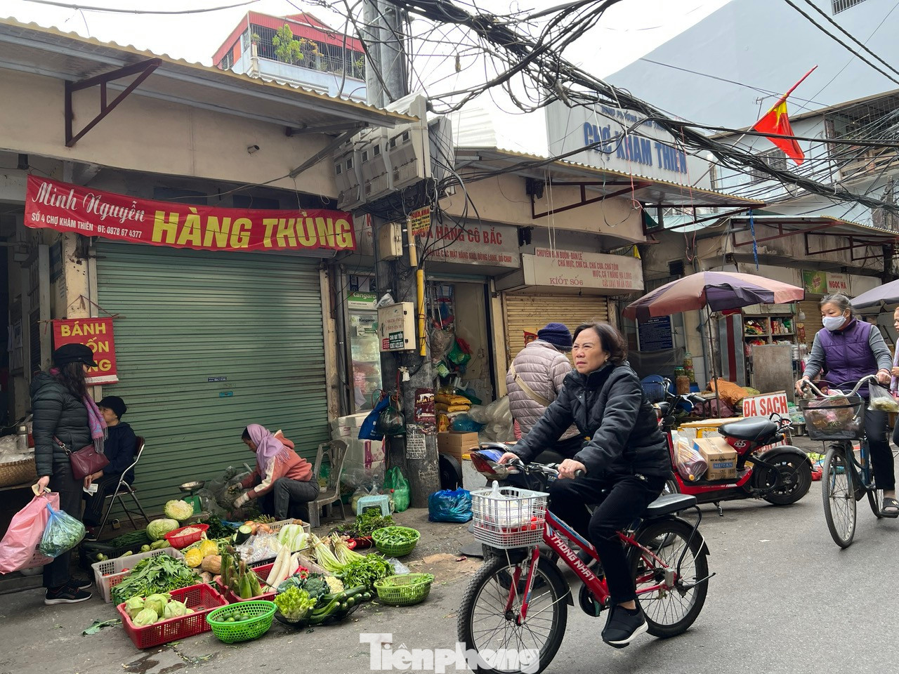 Bên trong chợ Khâm Thiên ế ẩm, trong khi chợ cóc bên ngoài tấp nập người mua bán Bên trong chợ Khâm Thiên ế ẩm, trong khi chợ cóc bên ngoài tấp nập người mua bán