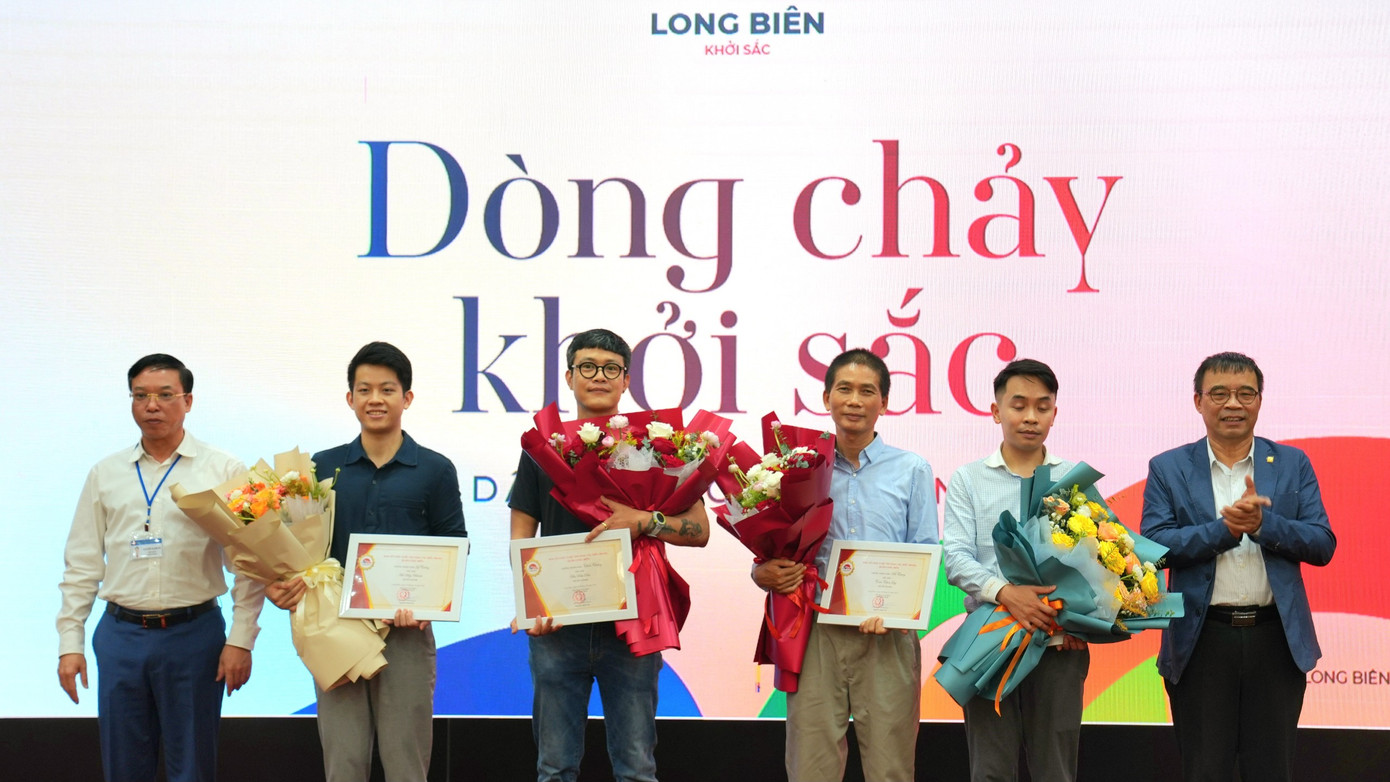 Chủ tịch UBND quận Long Biên Nguyễn Mạnh Hà và đại diện Ban Giám khảo trao thưởng cho các tác giả đoạt giải cuộc thi - Ảnh: Hoàng Mạnh Thắng Chủ tịch UBND quận Long Biên Nguyễn Mạnh Hà và đại diện Ban Giám khảo trao thưởng cho các tác giả đoạt giải cuộc thi - Ảnh: Hoàng Mạnh Thắng